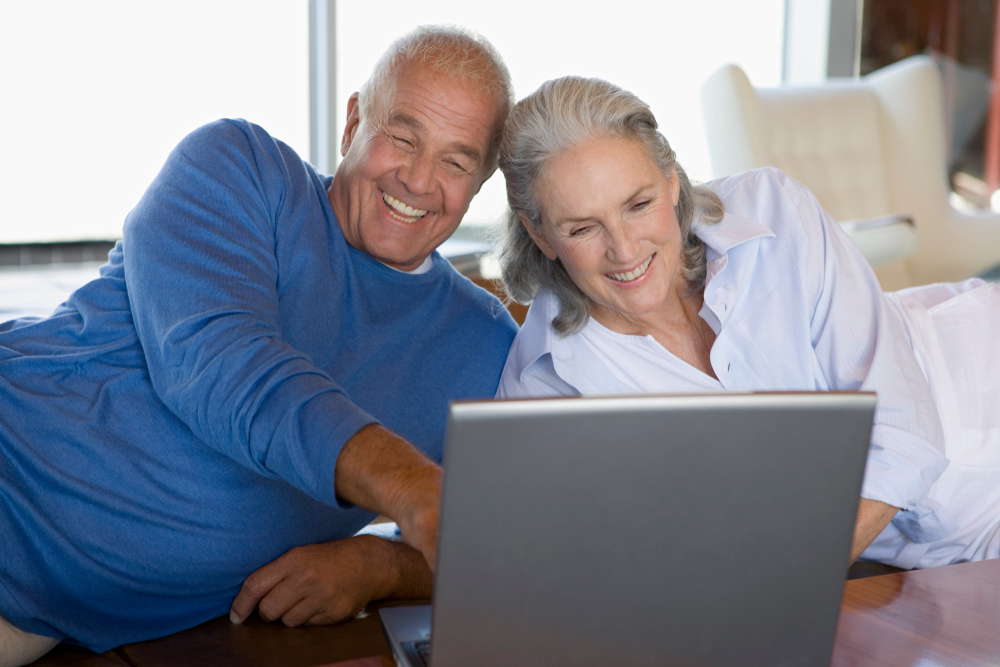 Anziani vedono computer sorridenti