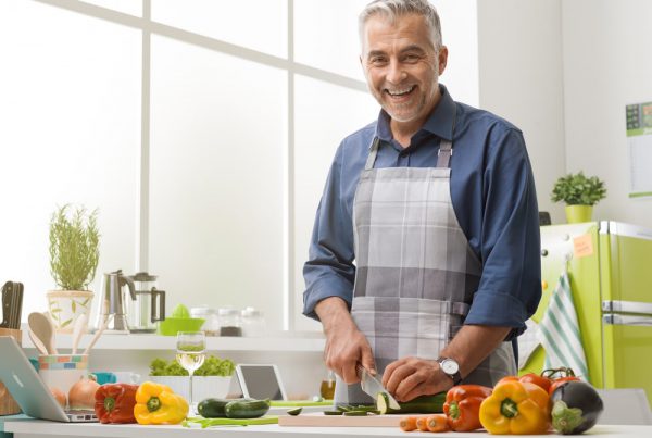 Uomo che cucina