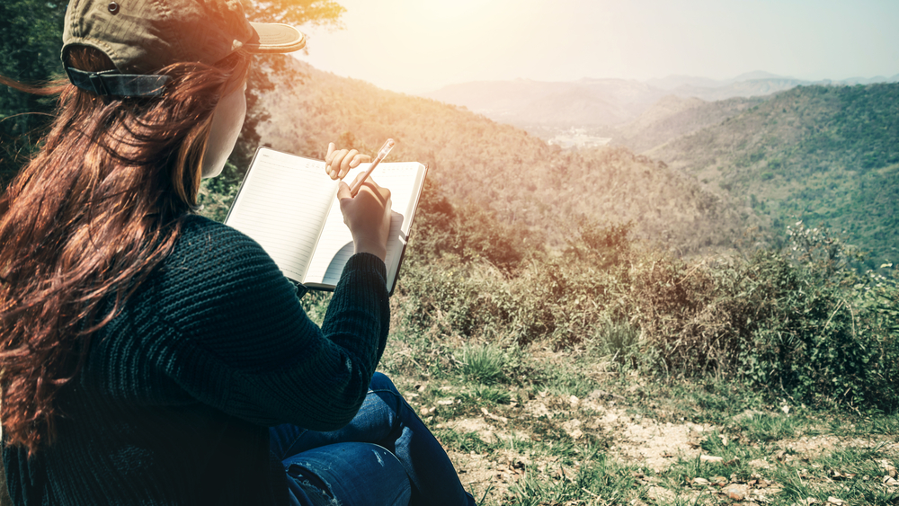 Una donna legge una poesia