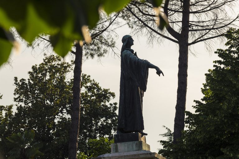 Ascoli Piceno. Statua di Cecco D'Ascoli