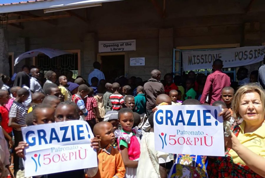 Bambini davanti alla biblioteca aperta grazie a 50&Più Pescara in Kenia