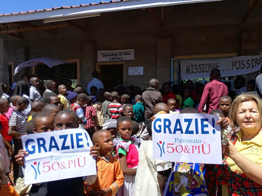 Bambini davanti alla biblioteca aperta grazie a 50&Più Pescara in Kenia