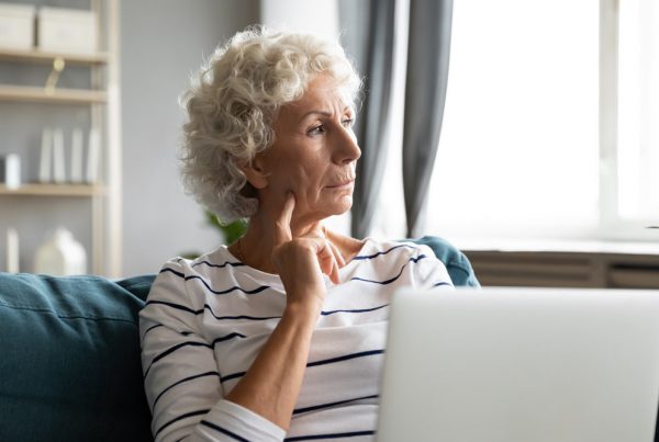 Signora pensierosa con pc