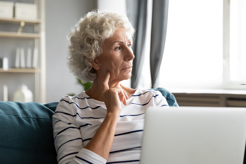 Signora pensierosa con pc