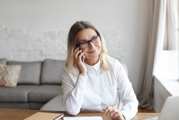 Donna rasserenata al telefono