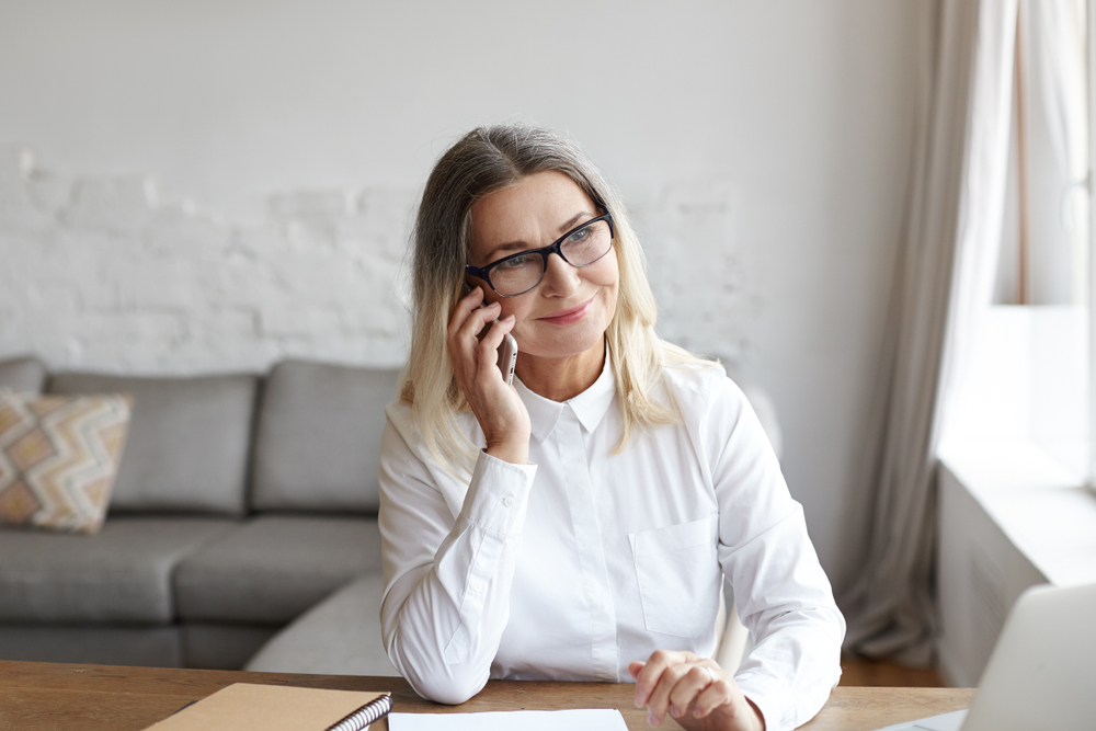 Donna rasserenata al telefono