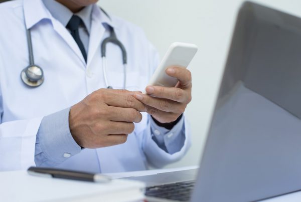 Medico che fa consulenza al telefono