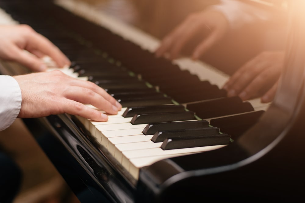 Mani di giovane pianista