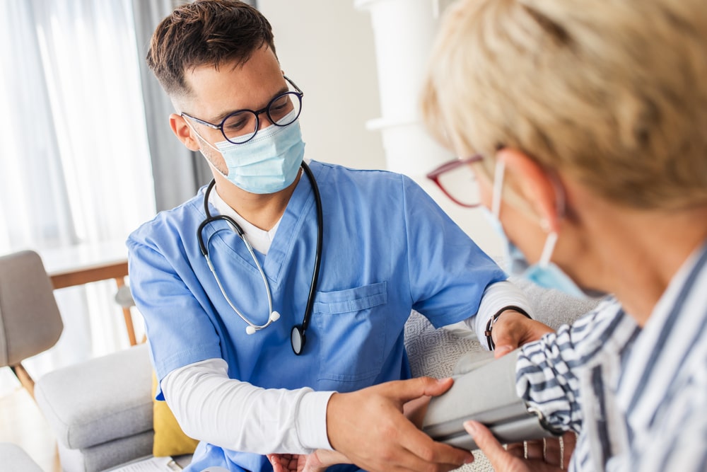 Operatore sanitario con paziente