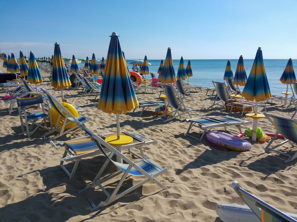 Spiaggia con ombrelloni