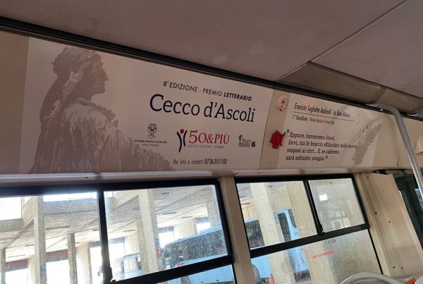 Autobus di Ascoli con i versi del Premio Cecco d'Asoli