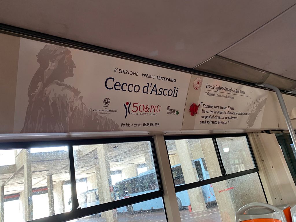 Autobus di Ascoli con i versi del Premio Cecco d'Asoli