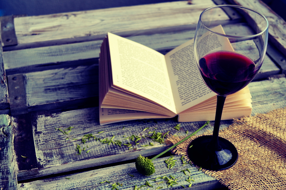 Calice di vino con libro