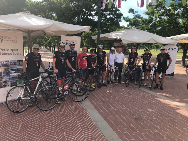 Gruppo di ciclisti della 50&Più Vicenza al festival veloCittà. Una città in bicicletta