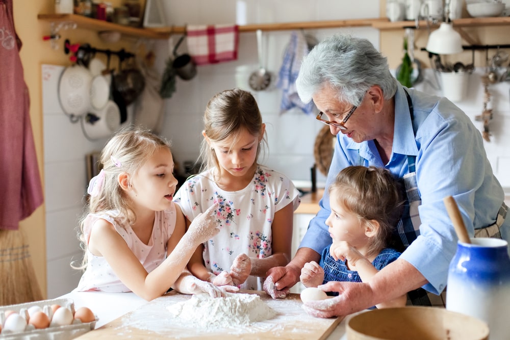 nonna con nipoti in cucina