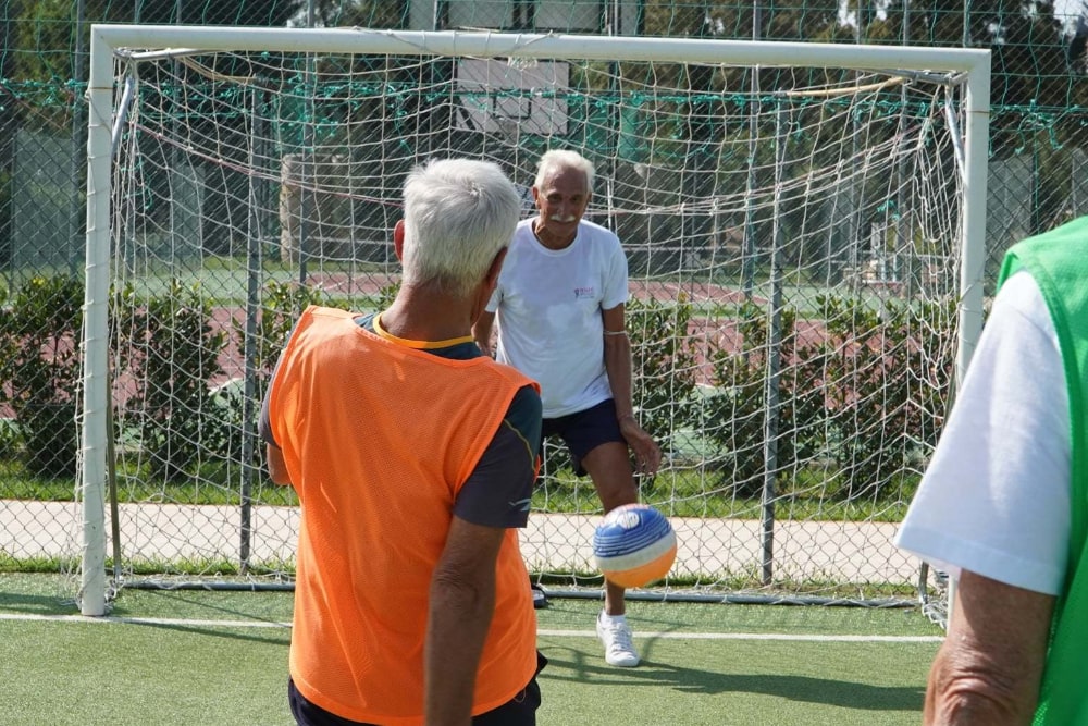 Due signori giocano a Walking Football