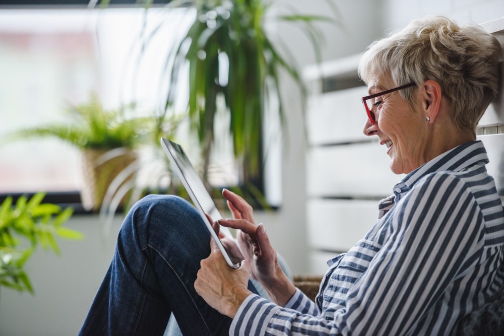 Una donna che usa il tablet