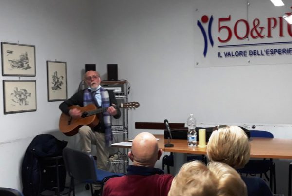 Un momento del pomeriggio con intrattenimento musicale organizzato da 50&Più Caserta