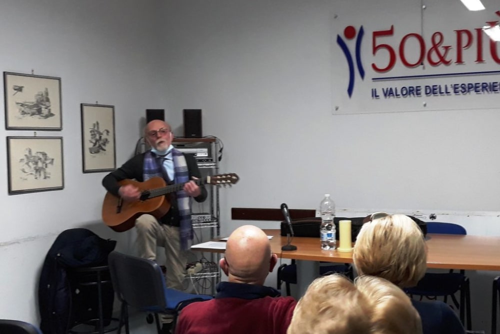 Un momento del pomeriggio con intrattenimento musicale organizzato da 50&Più Caserta