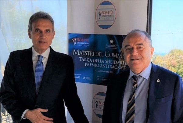 50&Più Pesaro consegna la targa di Solidarietà al procuratore Gratteri durante la premiazione dei maestri del commercio