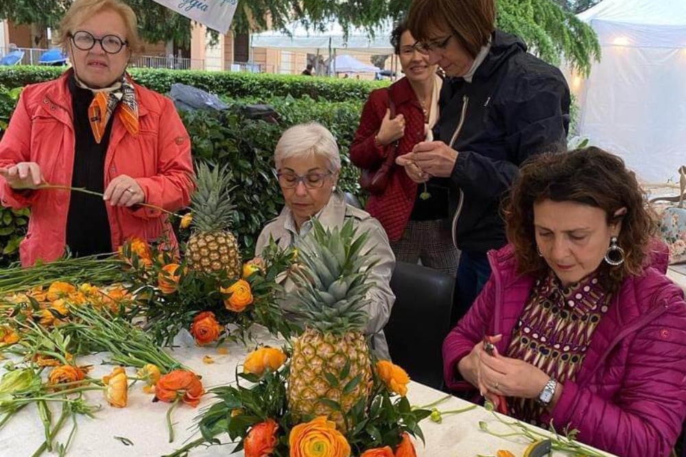 Le socie 50&Più Foggia la laboratorio di composizione floreale