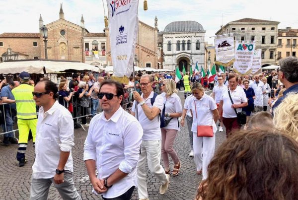 Il gruppo di 50&Più Padova in processione con Sant'Antonio