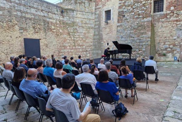 L'esibizione del vincitore dell'Audizione pianistica organizzata da 50&Più Arezzo a Montepulciano