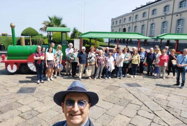 Un numeroso gruppo di soci di 50&Più Napoli in visita al Museo ferroviario