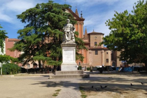 La statua di Evangelista Torricelli nel Parco di San Francesco a Faenza