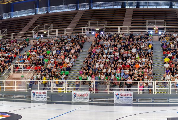 Più di 500 persone sulle gradinate del Palasport per la Festa dei nonni organizzata da 50&Più Pordenone