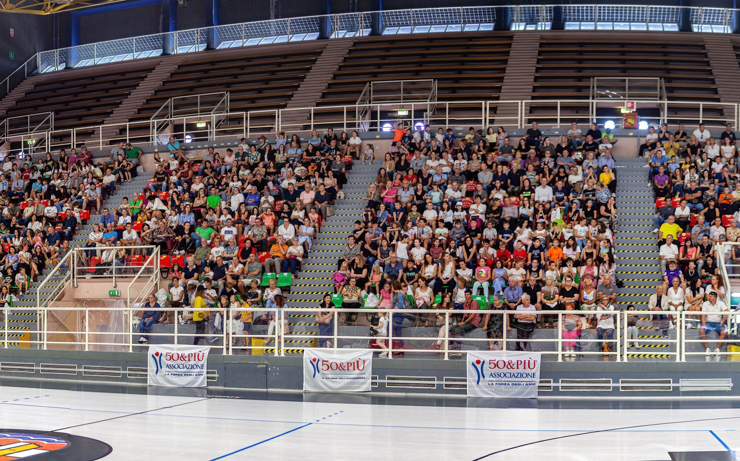 Più di 500 persone sulle gradinate del Palasport per la Festa dei nonni organizzata da 50&Più Pordenone