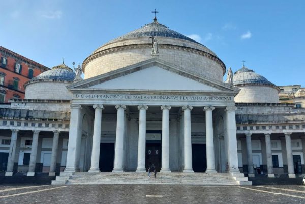 Il 4 novembre 50&Più Napoli ha dedicato una messa in ricordo dei soci defunti alla Basilica San Francesco da Paola.