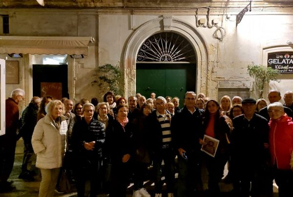 Grande partecipazione di soci ed amici leccesi alla passeggiata culturale tematica organizzata da 50&Più Lecce, per le vie della città.