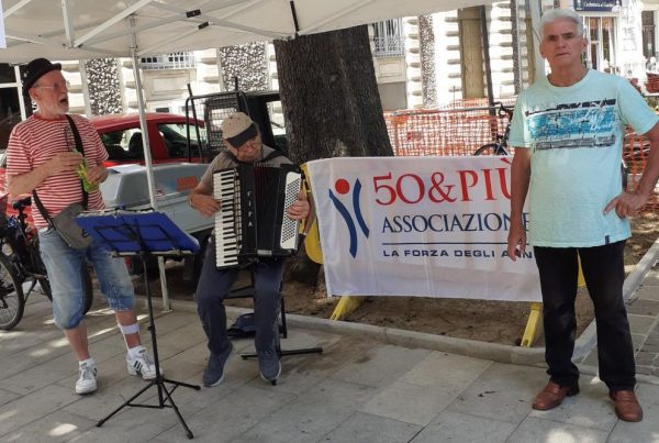 Lo spettacolo Musica de Strada organizzato da 50&Più gorizia per al raccolta di solidarietà per i frati Cappuccini