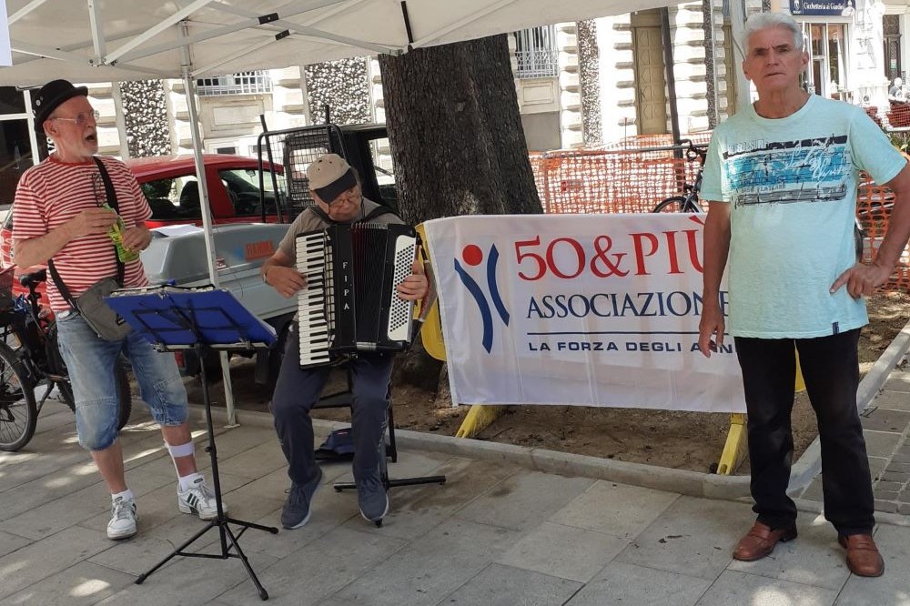 Lo spettacolo Musica de Strada organizzato da 50&Più gorizia per al raccolta di solidarietà per i frati Cappuccini