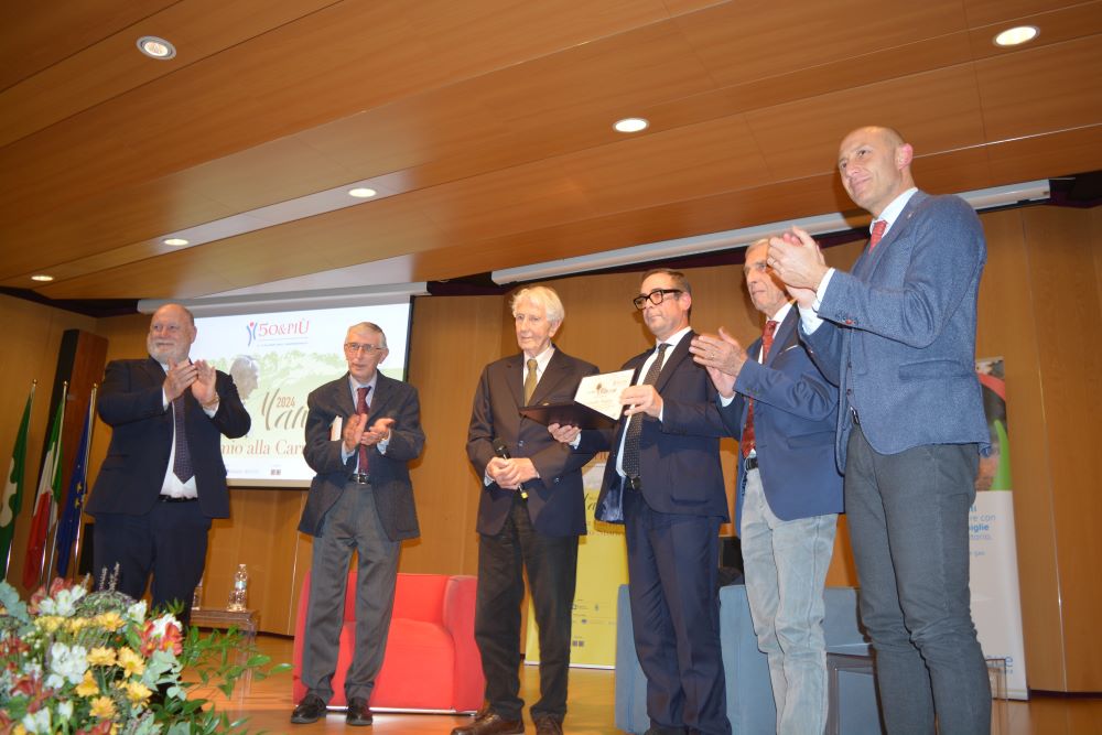 il premio alla criiera di 50&Più Lecco a Corrado Augias