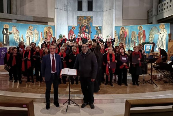 Il coro si 50&Più Lecce si esibisce nelle canzoni natalizie