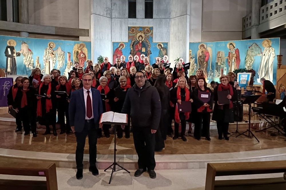 Il coro si 50&Più Lecce si esibisce nelle canzoni natalizie