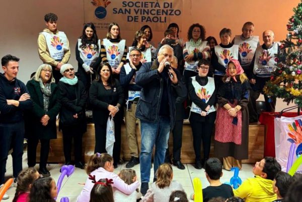 50&Più terni alla distribuzione dei doni ai bambini ottenuti con "Il regalo sospeso"